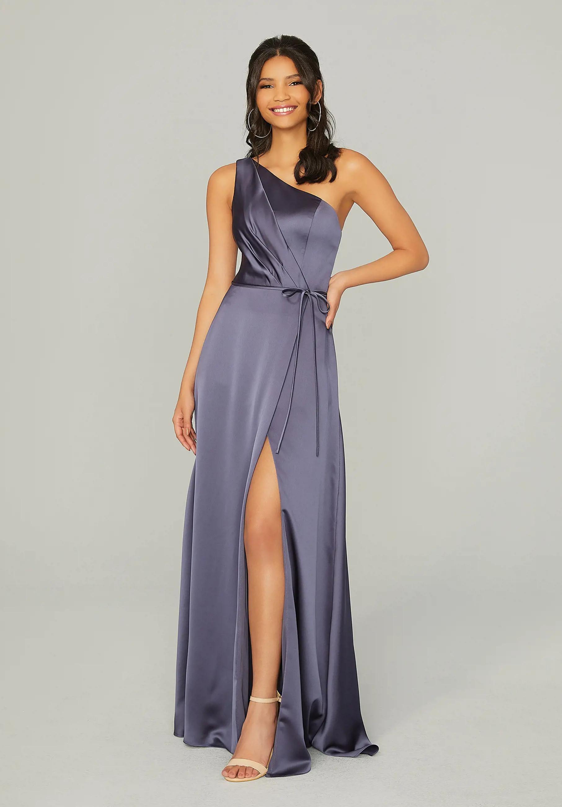 How to Pick the Right Bridesmaids Dresses. Desktop Image